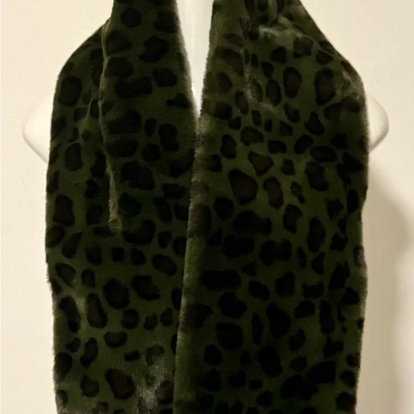Echo Green Faux Fur Leopard Print Scarf - Picture 1 of 6